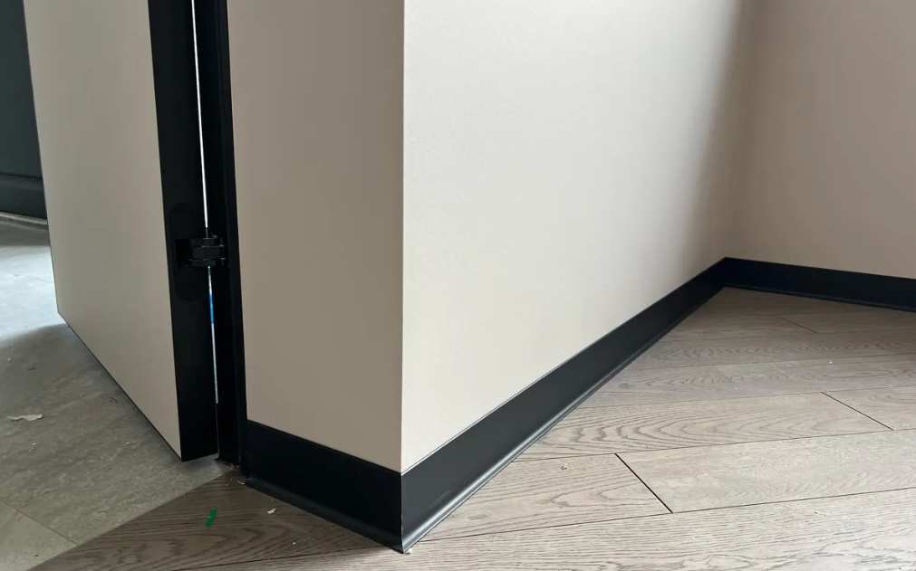 Плинтус алюминиевый Волшебная палочка 40 мм 3,0 м Чёрный матовый