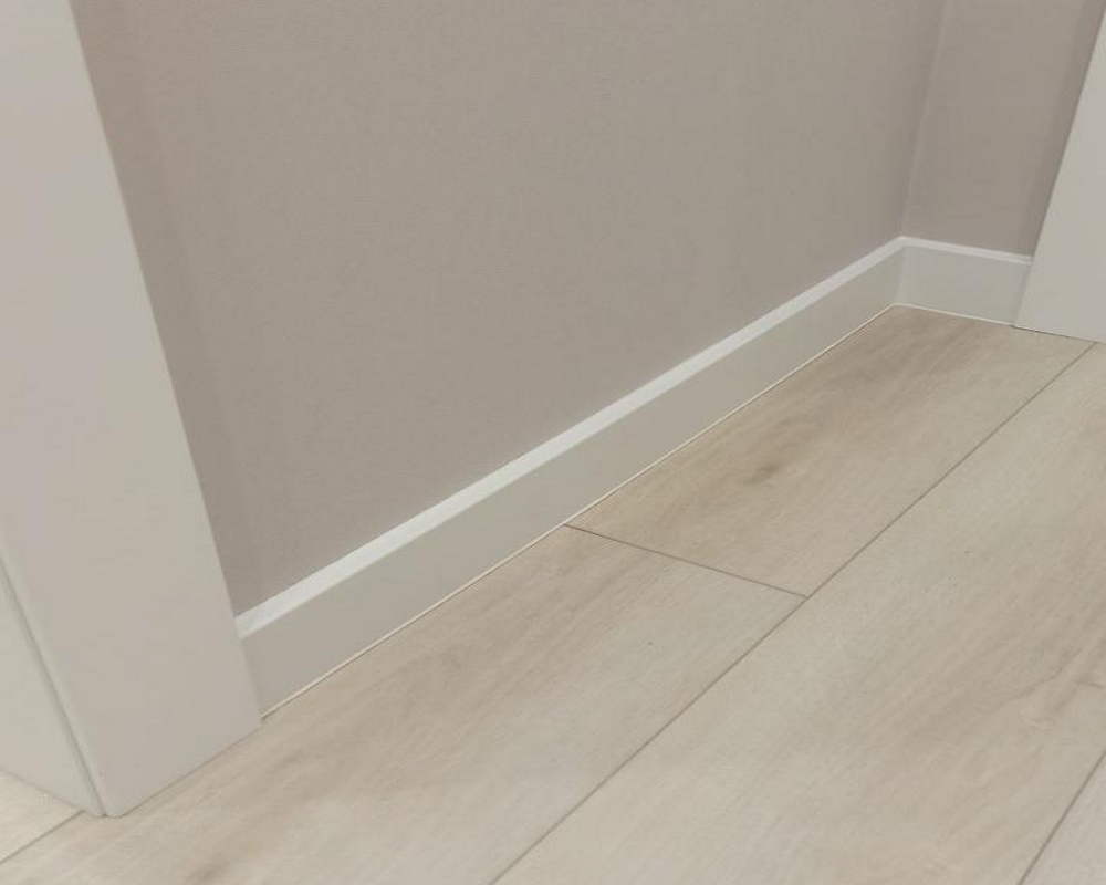 Плинтус ХДФ Dollken Cubu Flex Life 40мм х 11/13мм х 2,5 м 1013 (5012) Белый