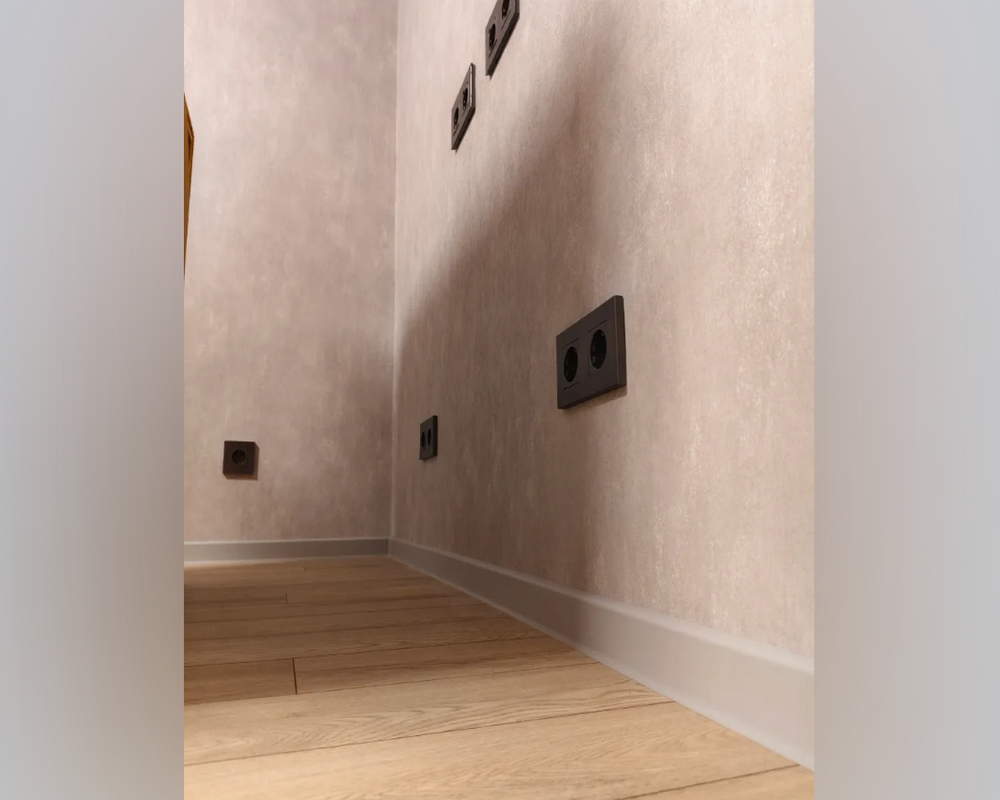 Плинтус ПВХ   MAGIC STIСK 77мм 2,2 м MS109 Лиственница серая