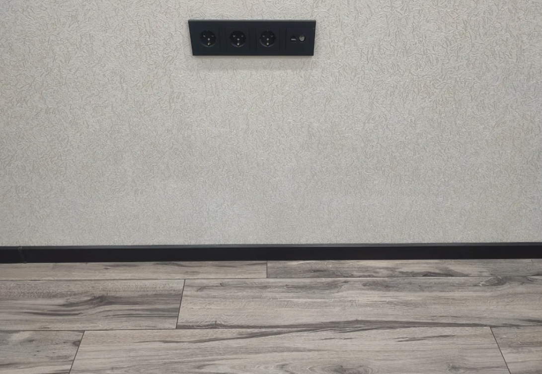 Плинтус ПВХ Salag NG80 80мм 2,5м. Чёрный