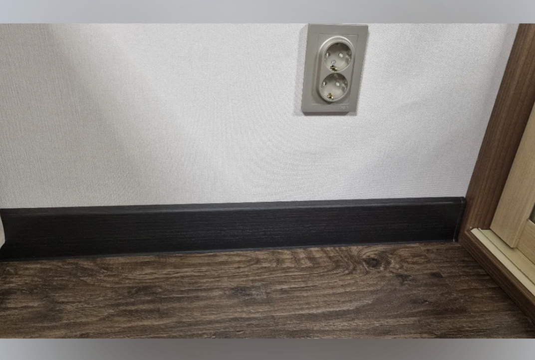 Плинтус ПВХ Salag Lima 72мм 2,5м. Венге